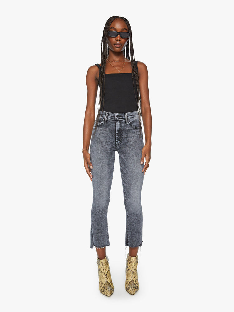 https://www.motherdenim.com/cdn/shop/files/1157-851-TRN_8461_750x.jpg?v=1706655139