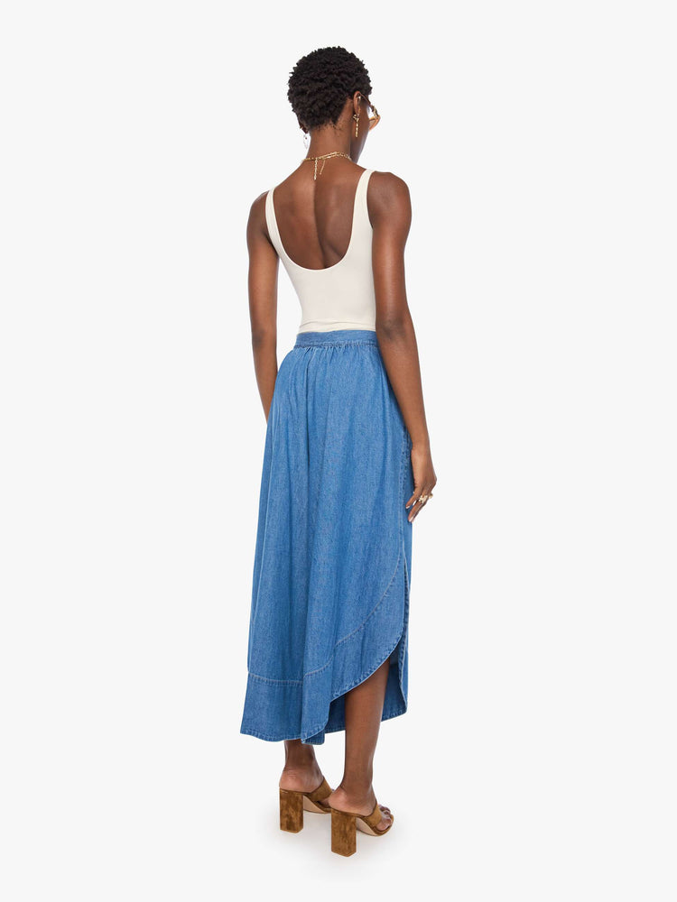Back view of a woman in a super high-waisted wide-leg pants with a zip fly, relaxed fit, slit pockets, a curved side slit on the outer hems and a short 24-inch inseam.