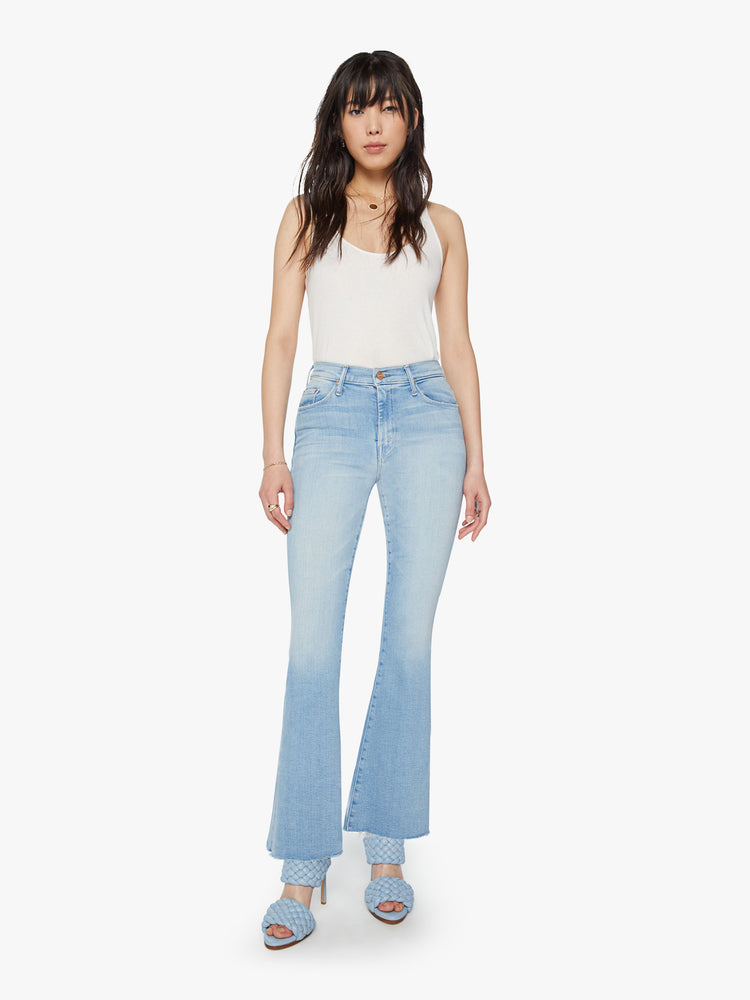 https://www.motherdenim.com/cdn/shop/files/1535-1008-CCR_8986_750x.jpg?v=1684190211