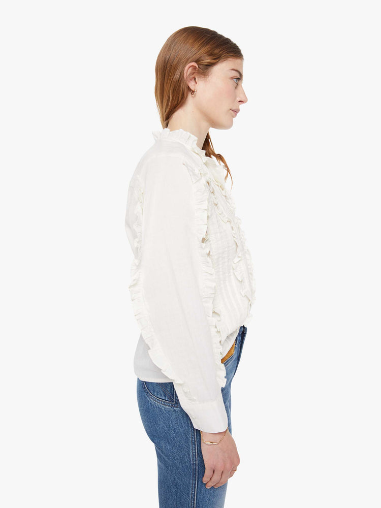 Side view button-up blouse with long sleeves, slightly dropped shoulders and a boxy fit.