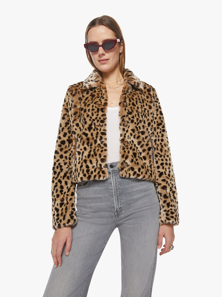 Front view of a woman leopard print zip-up collared jacket with a cropped hem and a boxy fit made from faux fur fabric.
