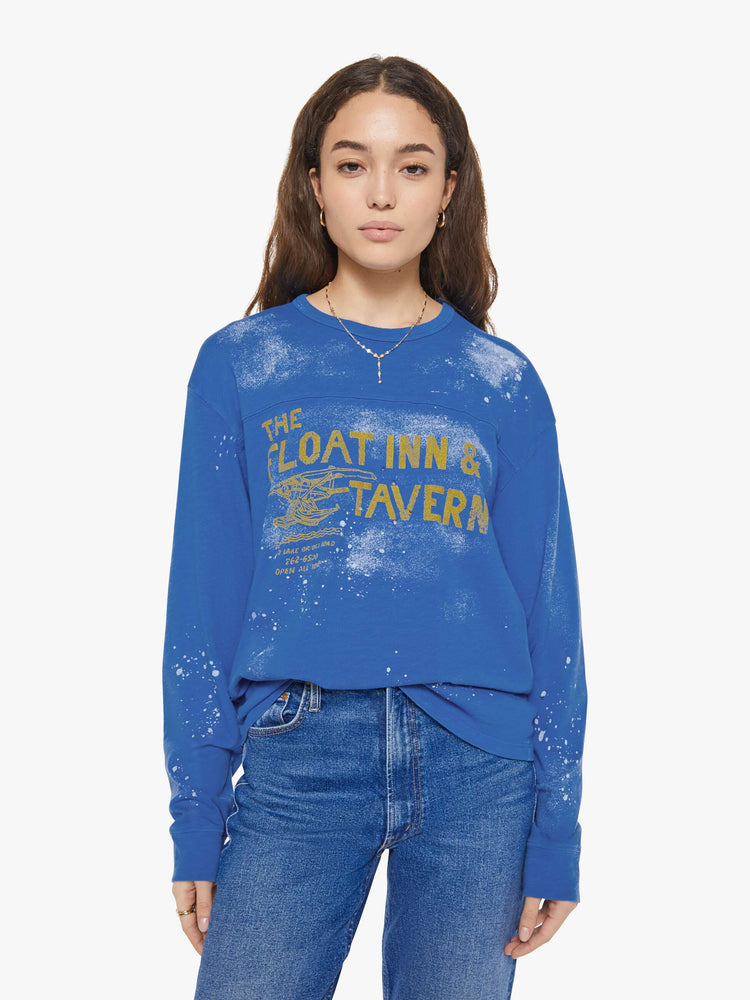 WOMAN front view in a rugby-style tee with a crew neck, long sleeves and a boxy fit.