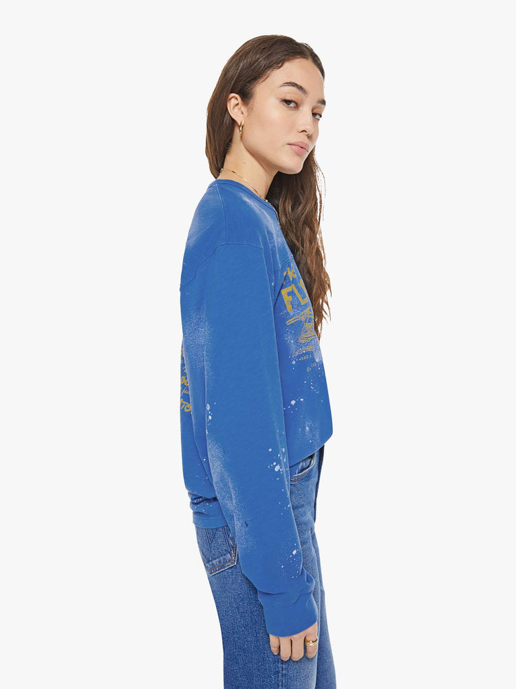 WOMAN side view in a rugby-style tee with a crew neck, long sleeves and a boxy fit.