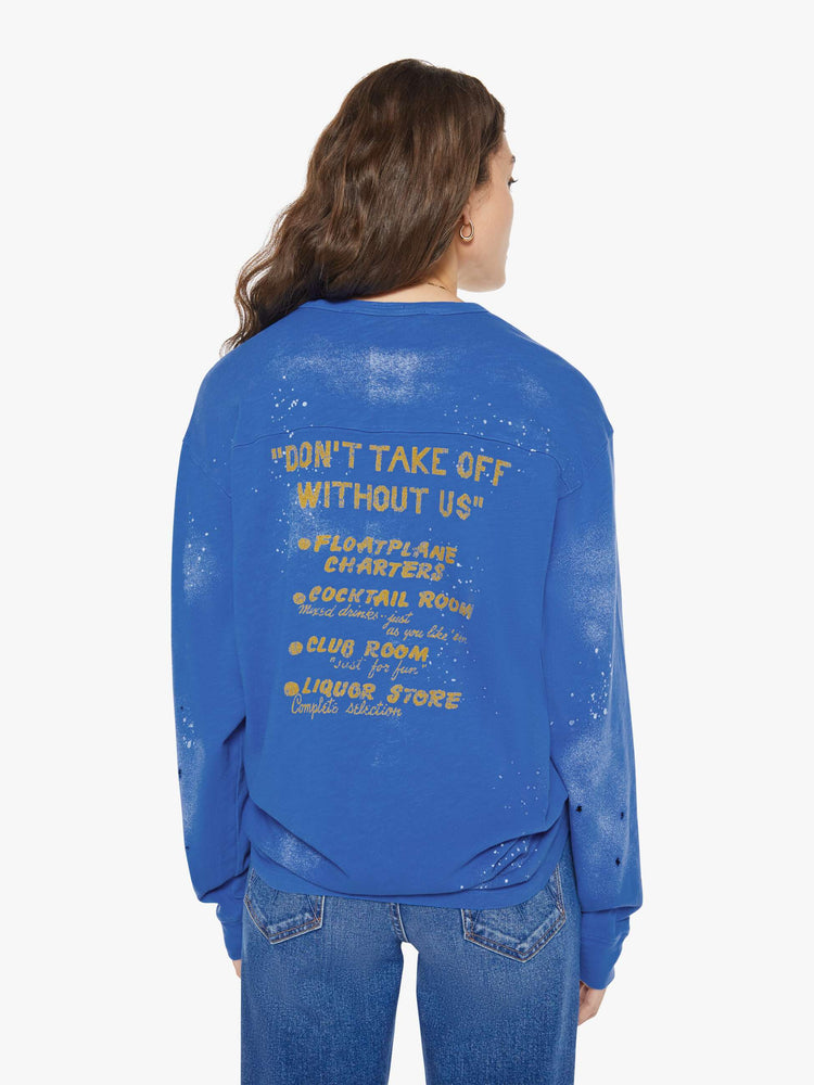 WOMAN back view in a rugby-style tee with a crew neck, long sleeves and a boxy fit.