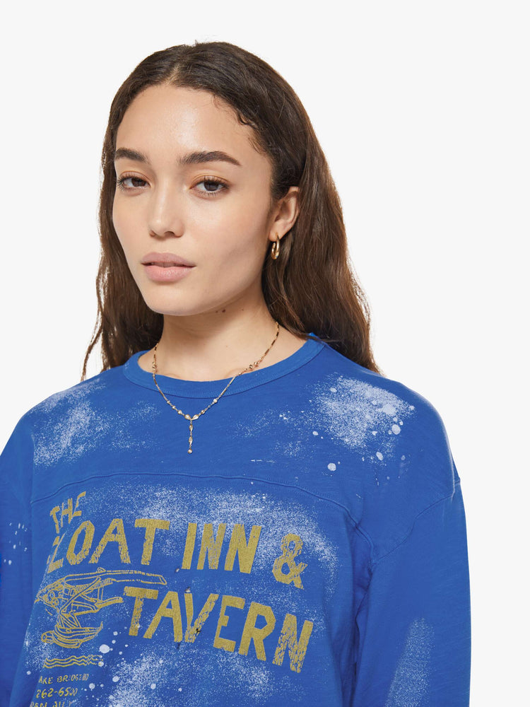 WOMAN close up view in a rugby-style tee with a crew neck, long sleeves and a boxy fit.