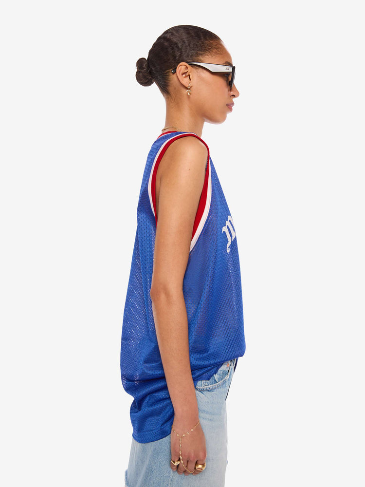 WOMAN side view in a blue fabric with red and white trim and features MOTHER's name and a bouquet of flowers on the front sleeveless jersey.