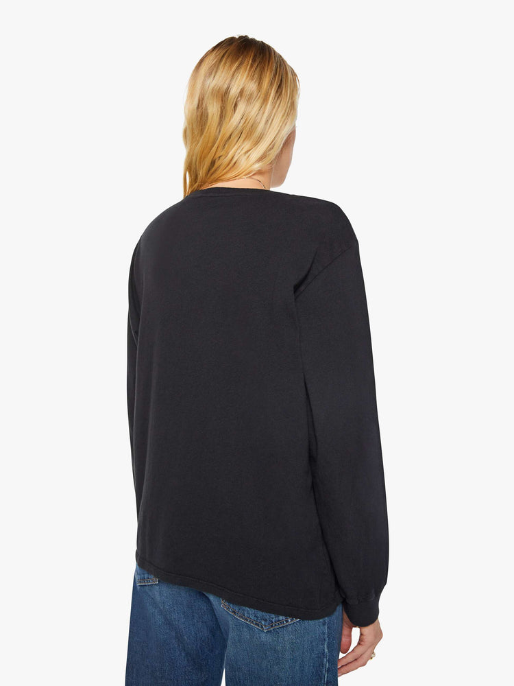 Back view of a woman black crewneck tee with long sleeves and an oversized fit.