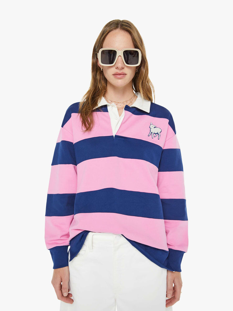 Front view of a woman in a shirt with long sleeves, a buttoned V-neck, drop shoulders and an oversized fit.