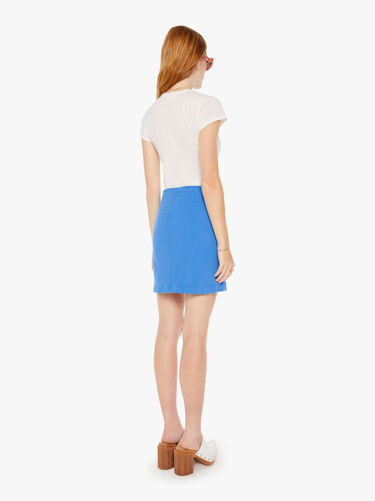 Back view of a woman in high-waisted mini skirt with a thigh slit, narrow fit and a side zip closure in a bright blue.