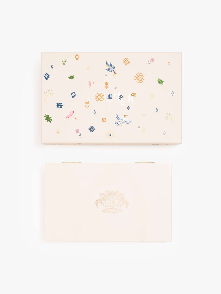 Flat view of the box packaging.