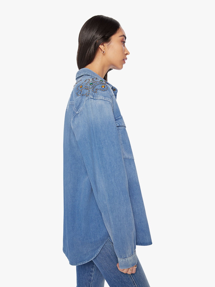 Side  view of a woman long-sleeve button-up is designed with front patch pockets, gathered shoulder seams and a slightly oversized fit.