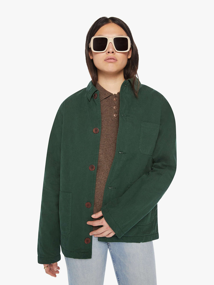 WOMEN front view of a jacket in hunter green hue with front patch pockets, long sleeves, buttons down the front and a boxy fit.