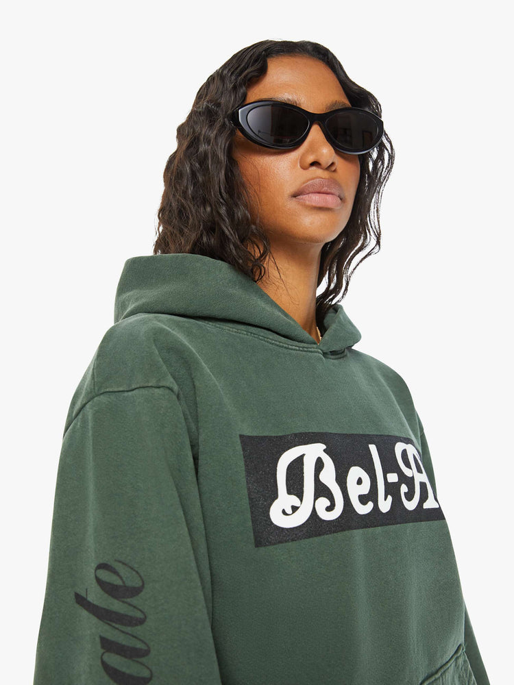 WOMEN close up sweatshirt in forest green has a front patch pocket, ribbed hems and a slightly oversized fit referencing the Los Angeles Neighborhood.