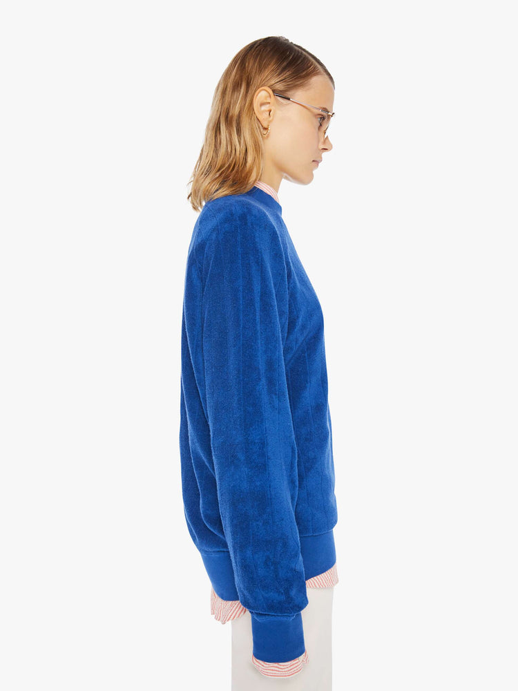Side view of a womens ribbed sweatshirt featuring raglan sleeves and an oversized fit.