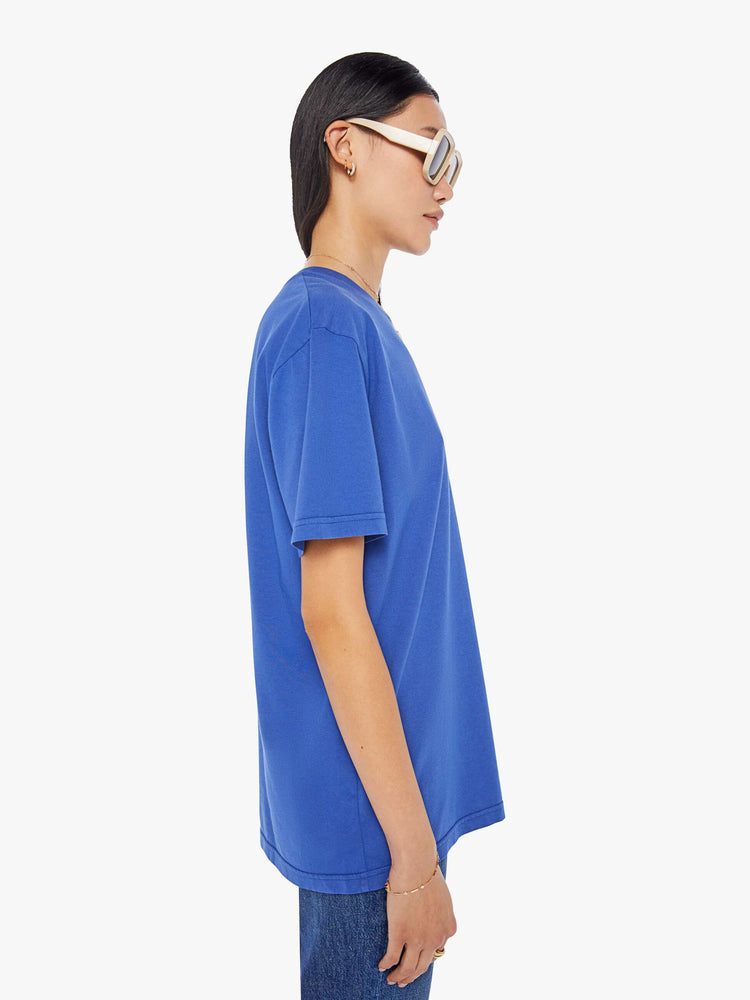 Side view of a womens blue crew neck tee.