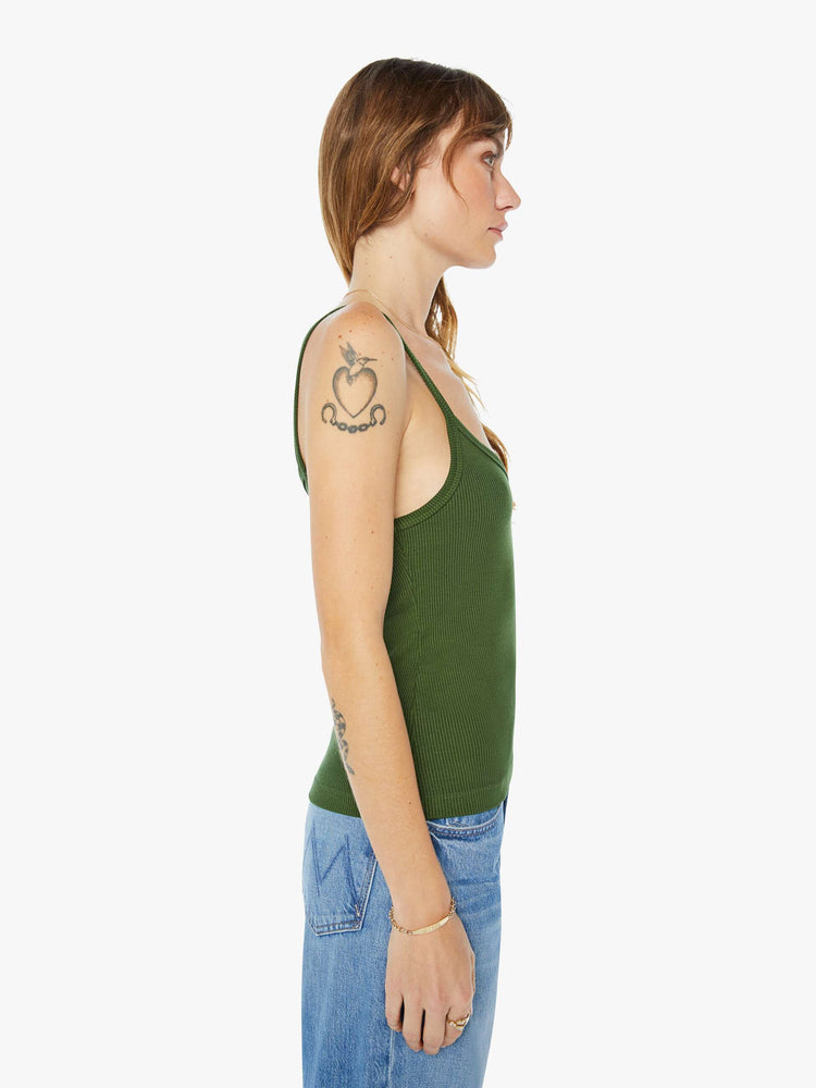 Side view of a womens fitted green tank.