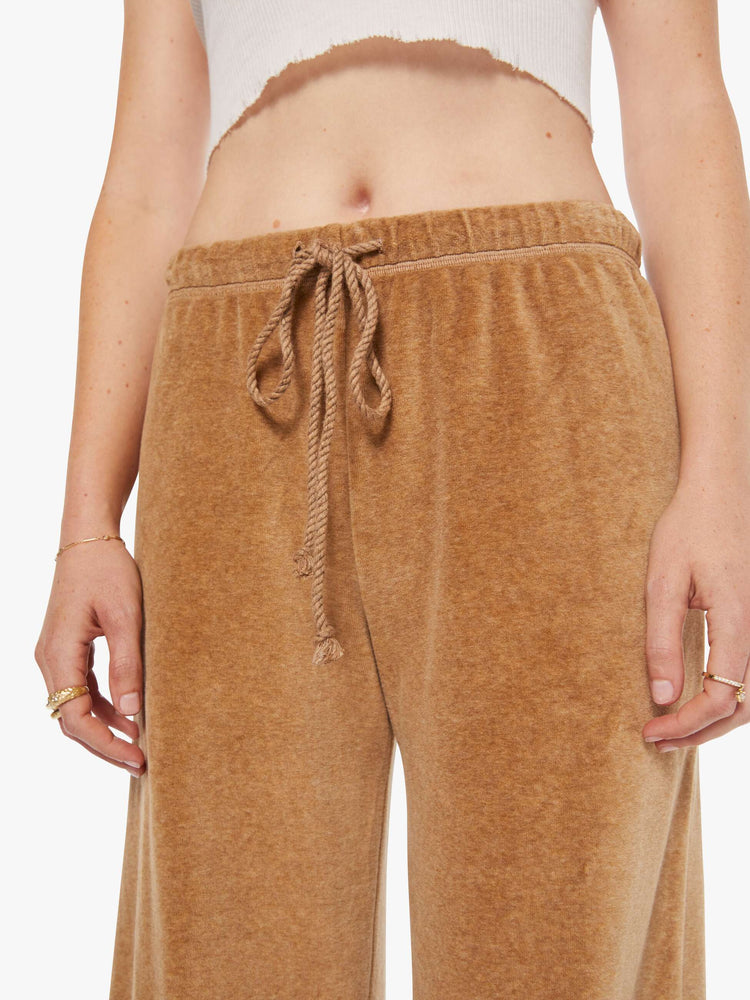 Close up view of a woman in a heather camel wide-leg sweatpants.