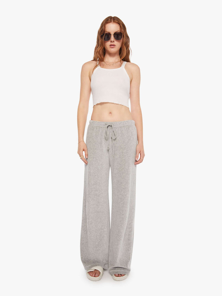 Front view woman in a heather grey wide-leg sweatpants.