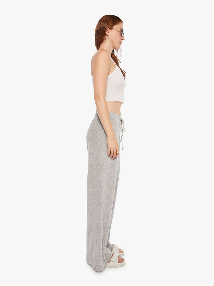 Side view woman in a heather grey wide-leg sweatpants.