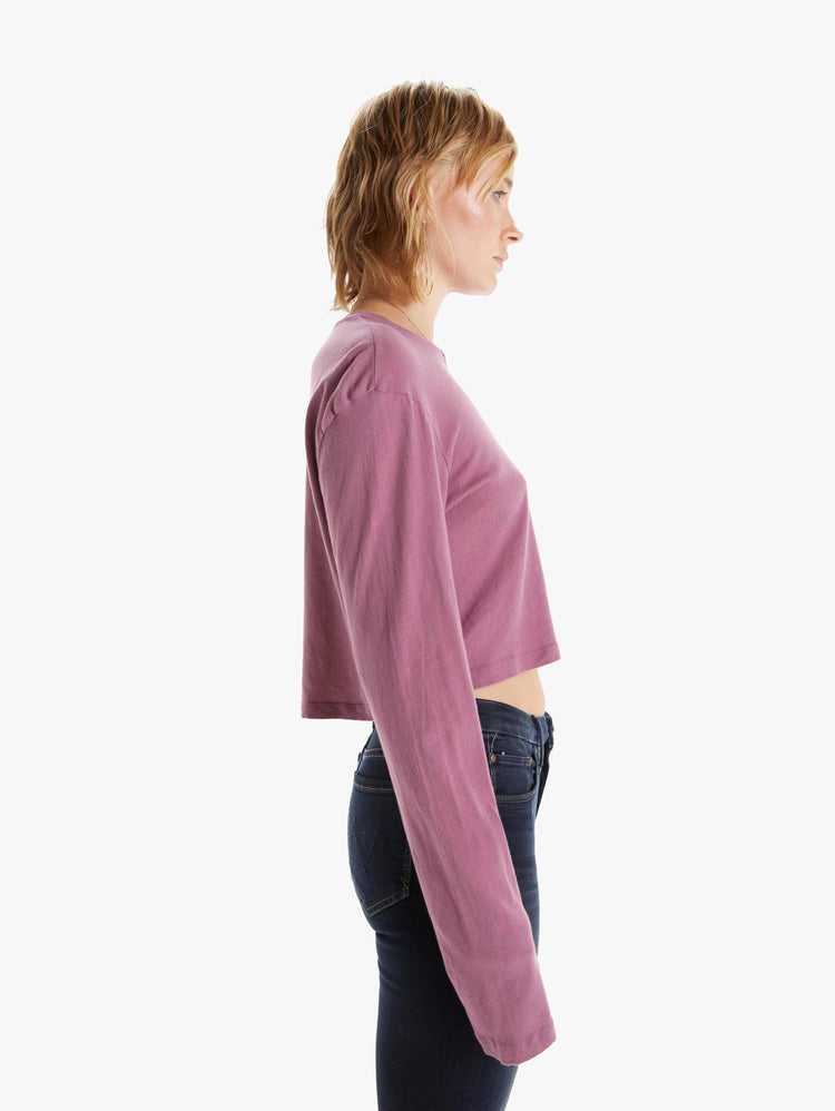 SIDE VIEW WOMEN'S LONG SLEEVE MAUVE CROPPED TEE