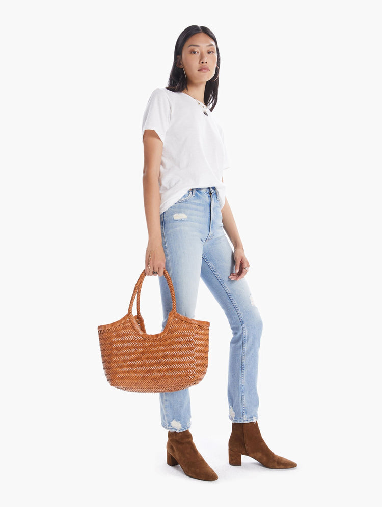 FRONT VIEW WOMEN'S TAN MID SIZED WOVEN TOTE BAG