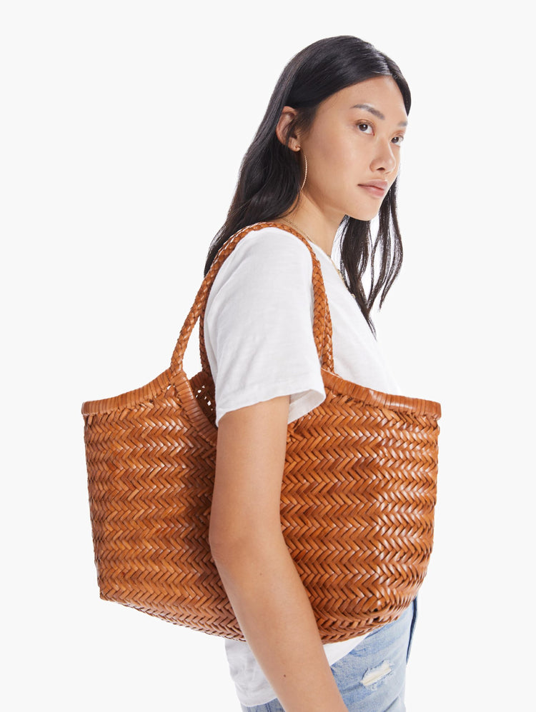 FRONT VIEW WOMEN'S TAN MID SIZED WOVEN TOTE BAG